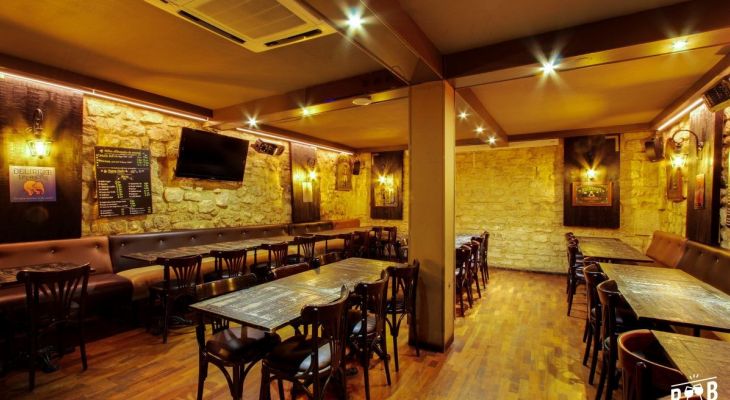 Vivez un pot de départ mémorable dans un restaurant karaoké