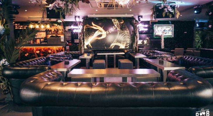 Une fête d’anniversaire dans un restaurant ou bar privatisé Une fête d’anniversaire dans un restaurant ou bar privatisé