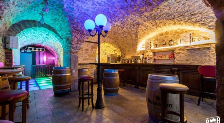 Se rendre dans un bar dansant à Lyon : les codes vestimentaires