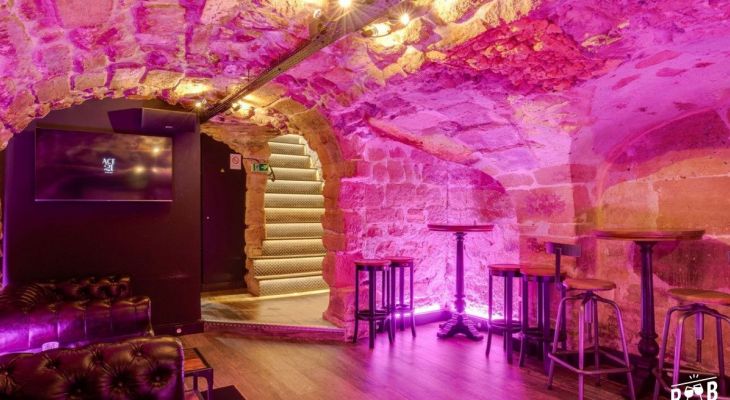 Soirée dans un bar : Comment Allier Confort et Élégance dans sa Tenue Soirée dans un bar : Comment Allier Confort et Élégance dans sa Tenue