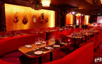 Guide de bonnes manières en soirée : comment se comporter dans un bar Guide de bonnes manières en soirée : comment se comporter dans un bar