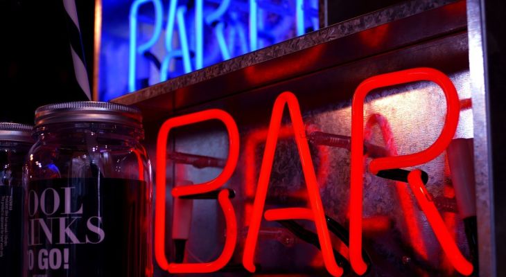 Bar club : guide pratique pour une recherche réussie sur les médias