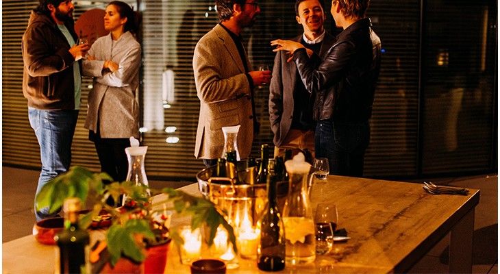 Organiser un Cocktail Dînatoire pour un Pot de Départ dans un Bar Organiser un Cocktail Dînatoire pour un Pot de Départ dans un Bar