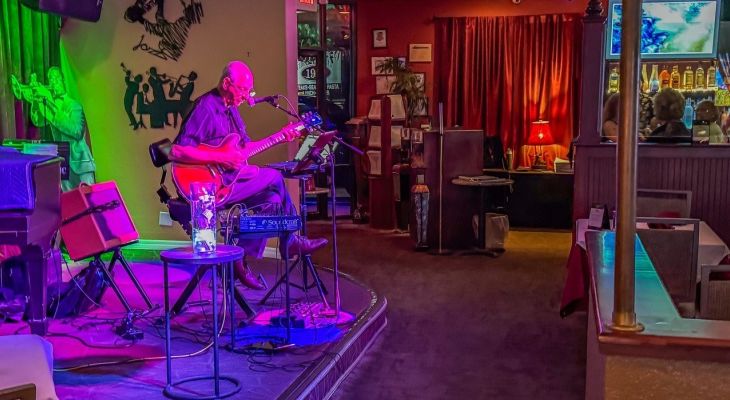 Top 10 des bars cabarets pour une soirée entre amis réussie