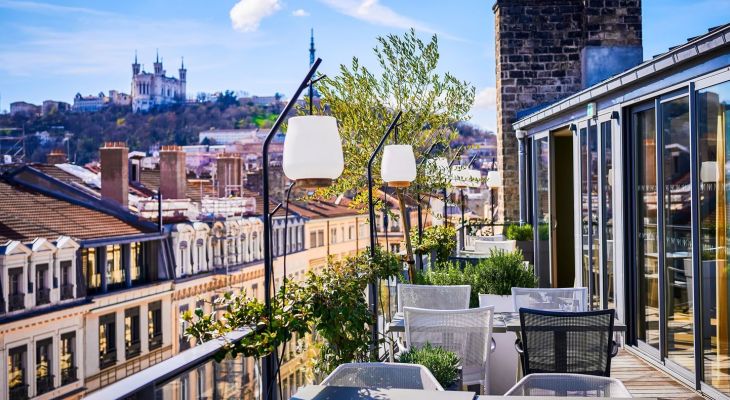 Cocktails, rooftops & bonne humeur : l’été se fête sur reserverunbar.fr