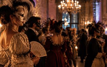Des bals masqués aux soirées costumées : pourquoi aime-t-on autant changer Des bals masqués aux soirées costumées : pourquoi aime-t-on autant changer