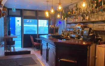 Bar de l'Hôtel de la Paix #9